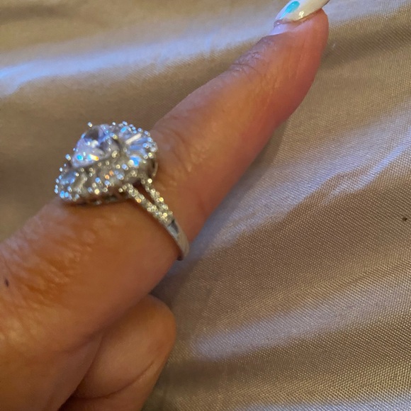 Elegant Silver Heart-Shaped Ring - Picture 3 of 3